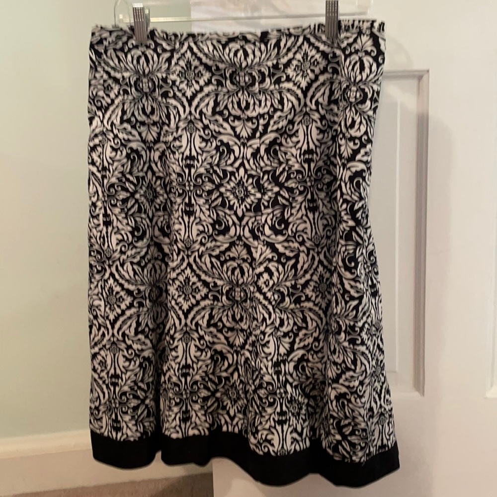 Black and white skirt with side zipper